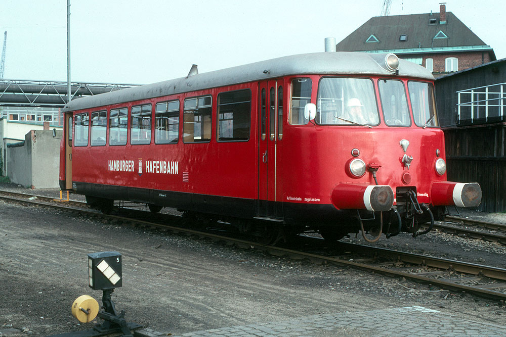 https://www.eisenbahnfotograf.de/datei/Mai 1981/920233 HB VT4.42 Dallmannstr 4.5.81.jpg